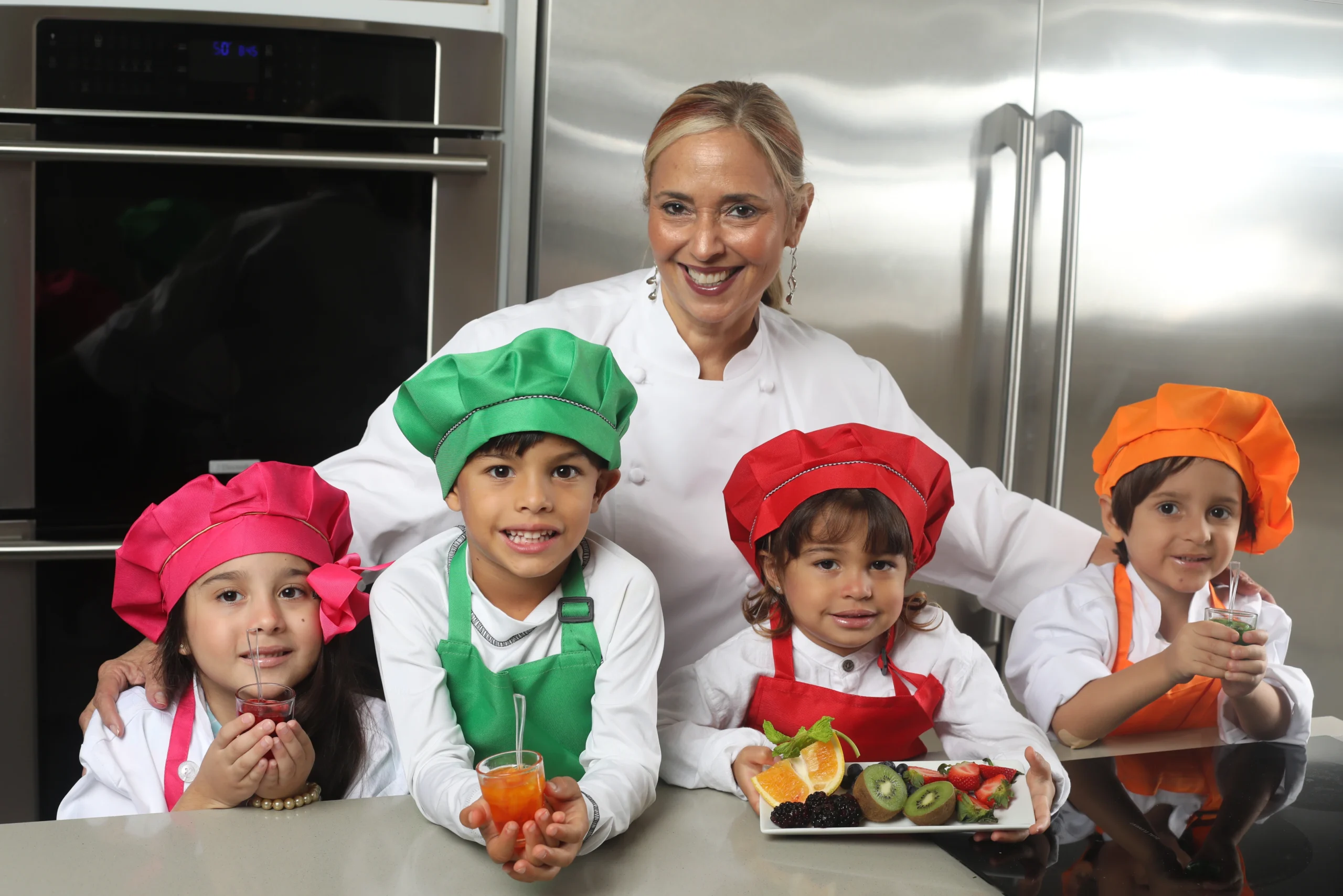 Chef Marisol y los niños recreando recetas de cocina de Juanchos