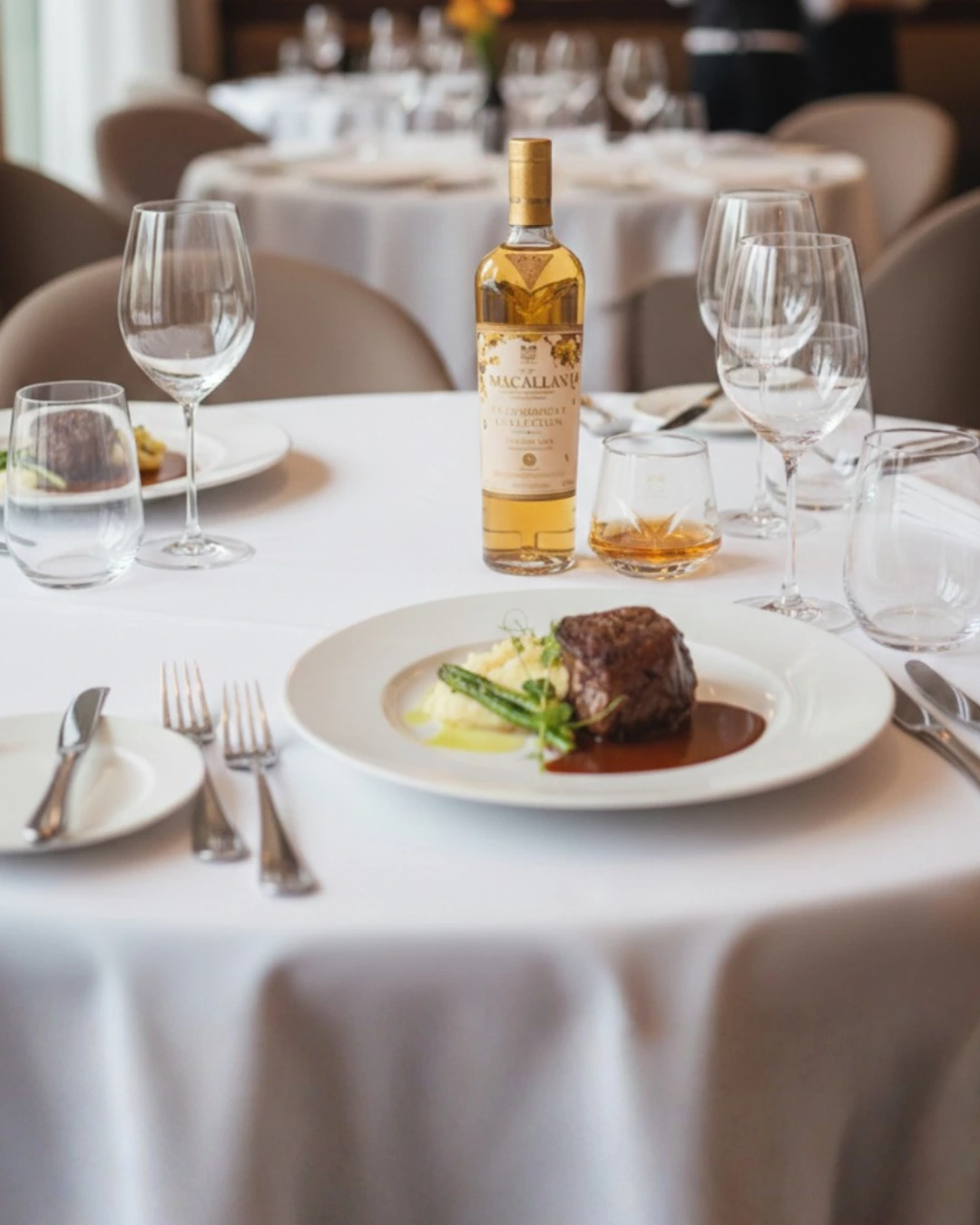 Plato gourmet servido con whisky Macallan durante cena de San Valentín 2026 en salón de la chef Marisoll en Puerto Rico