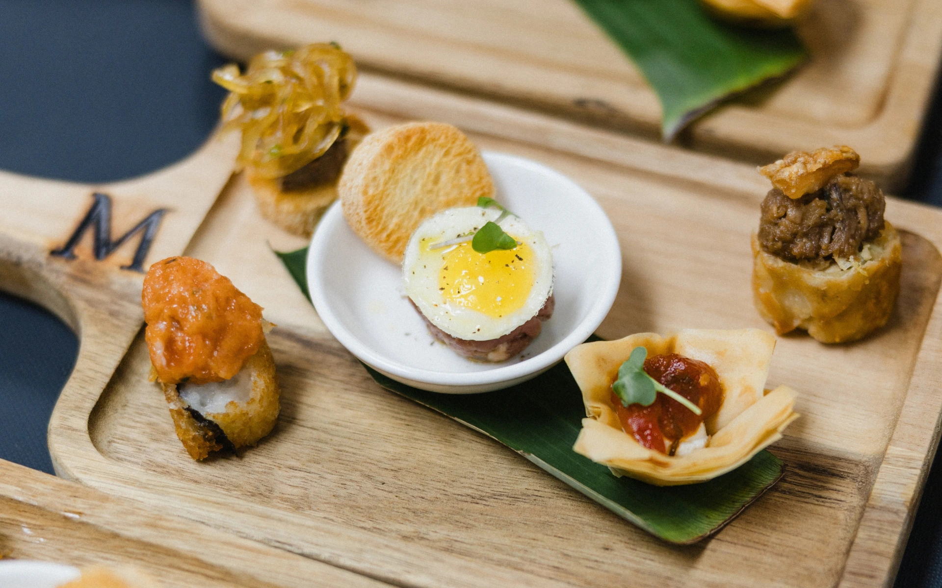 Aperitivos gourmet presentados en brunch elegante para celebración especial