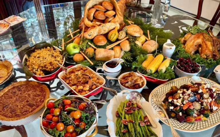 Ideas de brunch elegante para celebrar el Día de la Mujer-Mesa de brunch elegante con variedad de platos gourmet para celebrar el Día de la Mujer