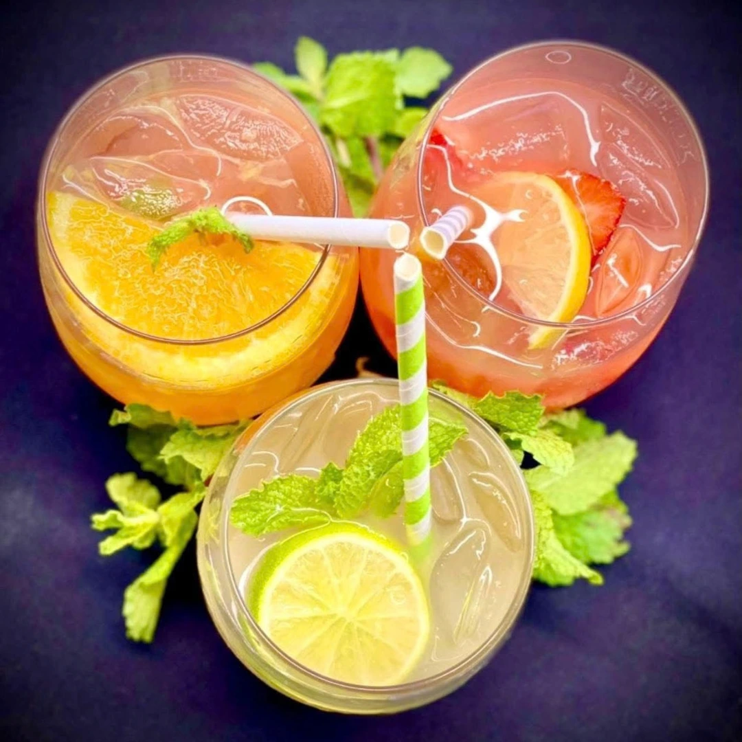 Mimosas y cócteles cítricos servidos en brunch elegante para el Día de la Mujer