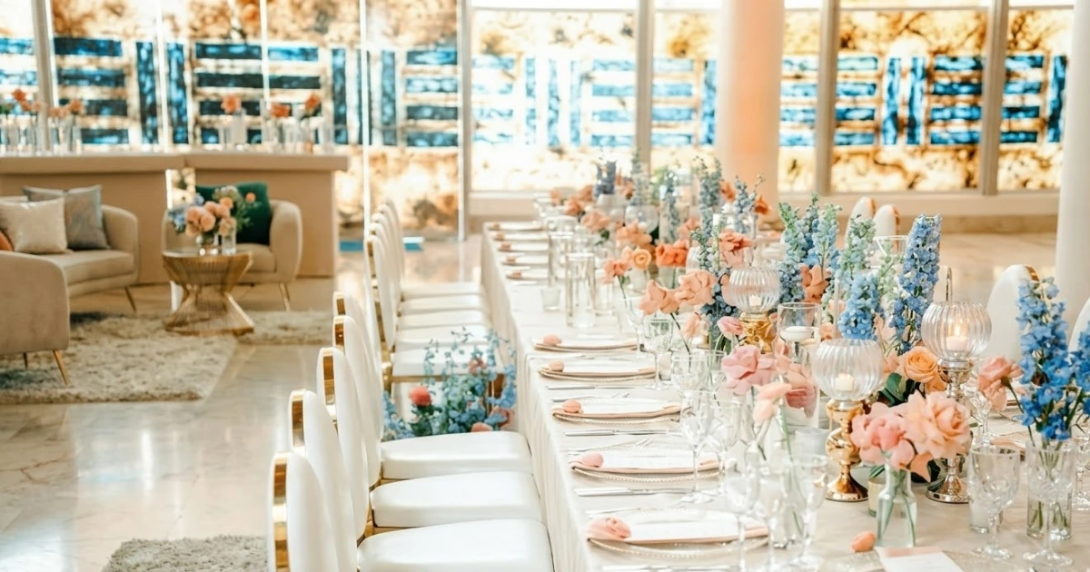 Salón elegante para boda con presentación de catering de alta cocina y diseño sofisticado