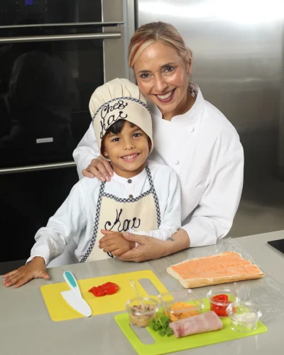 Chef Marisoll , chef puertorriqueña junto a niño recreando receta del libro infantil de cocina Juanchos 1